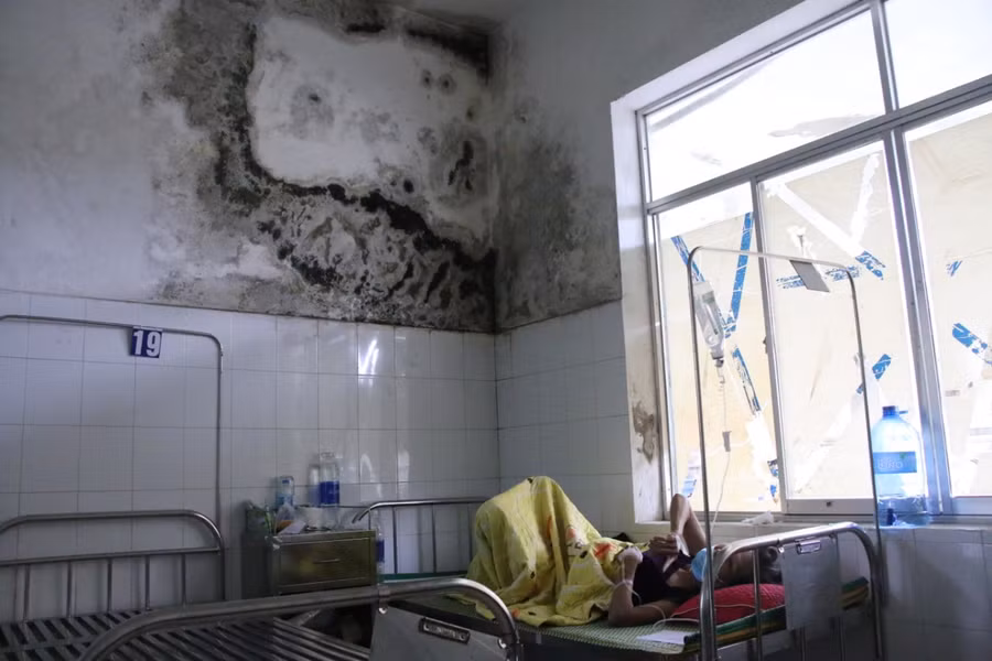 Bên trong phòng điều trị của bệnh nhân có thể thấy một mảng tường bị thấm mốc.