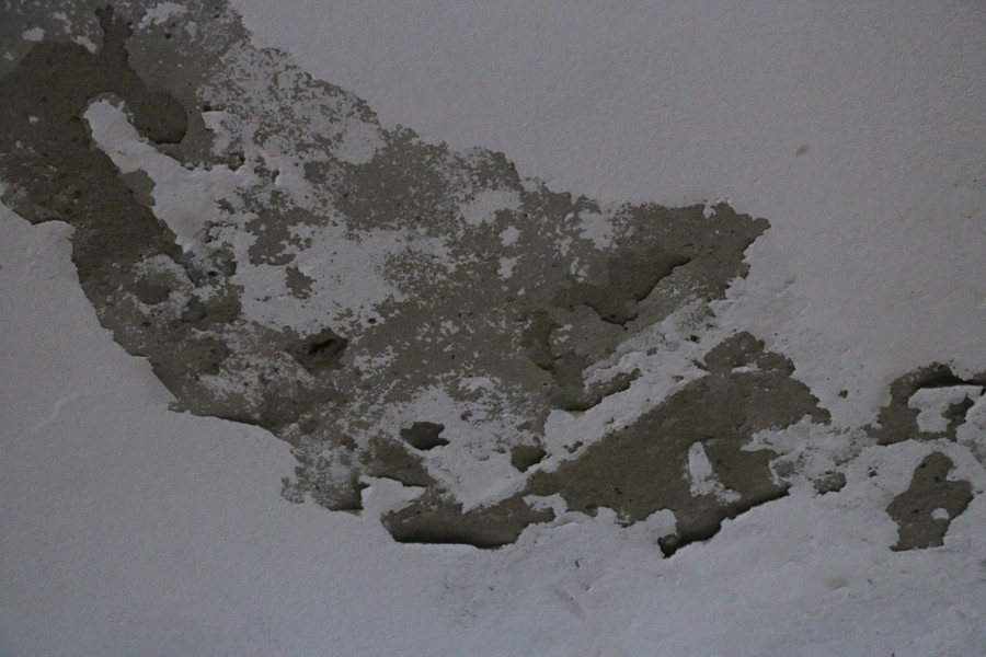 Theo các cán bộ làm việc tại đây, tình trạng này diễn ra đã nhiều năm nhưng nan giải nhất vẫn là vào mùa mưa. Độ ẩm cao đã khiến trần nhà bị thấm nước, tường bong tróc nặng. Theo các cán bộ làm việc tại đây, tình trạng này diễn ra đã nhiều năm nhưng nan giải nhất vẫn là vào mùa mưa. Độ ẩm cao đã khiến trần nhà bị thấm nước, tường bong tróc nặng.