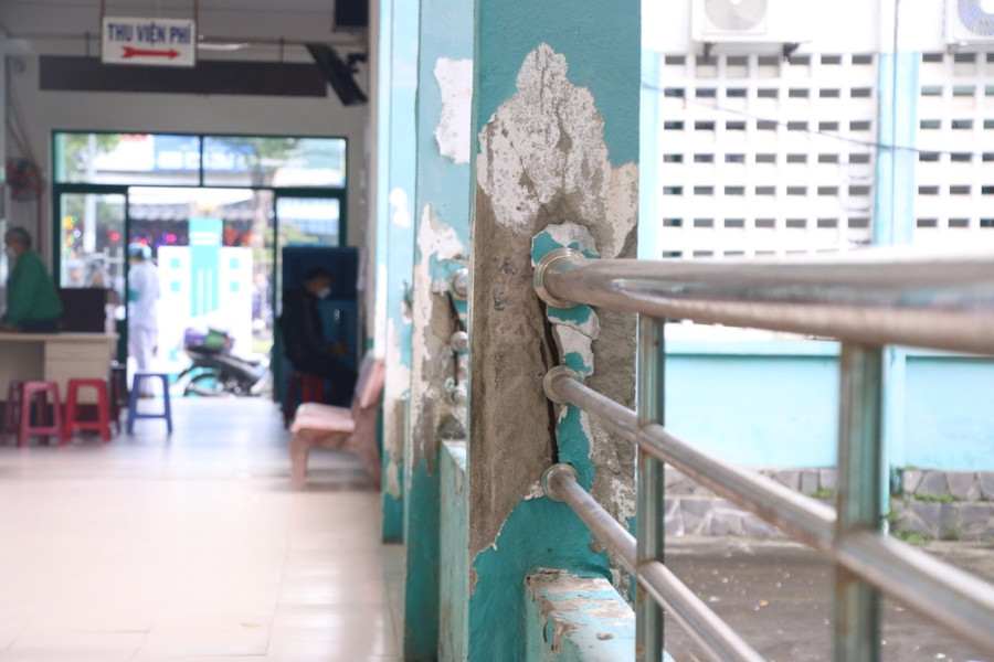 Hệ thống trụ dọc hành lang đã bong tróc, lõi thép rỉ sét lòi ra bên ngoài đã bị ăn mòn một phần. Hệ thống trụ dọc hành lang đã bong tróc, lõi thép rỉ sét lòi ra bên ngoài đã bị ăn mòn một phần.