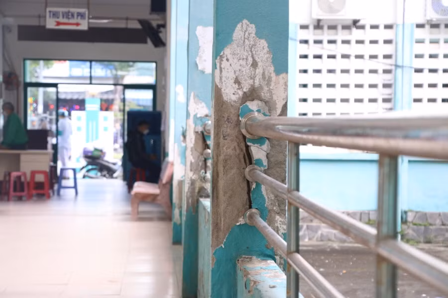 Hệ thống trụ dọc hành lang đã bong tróc, lõi thép rỉ sét lòi ra bên ngoài đã bị ăn mòn một phần.