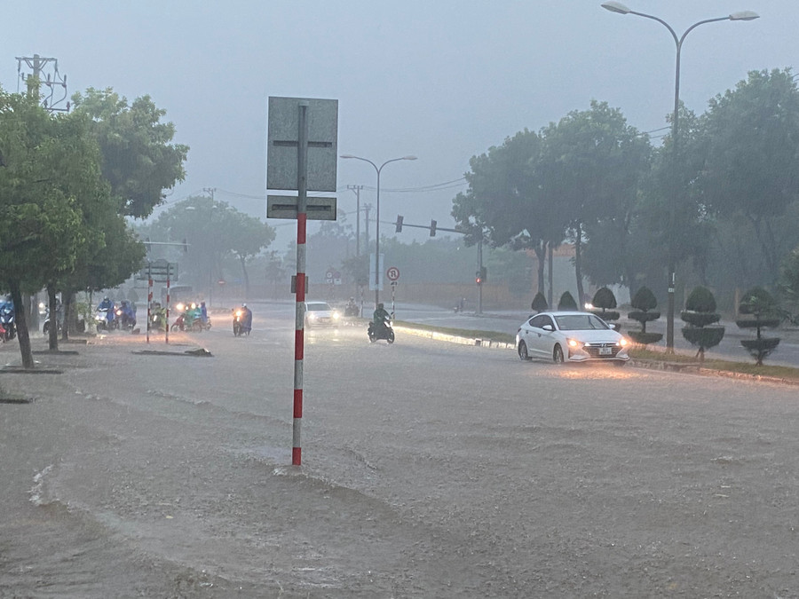 Đường Trường Sơn ngập nặng. (Ảnh: Hoàng Vinh)