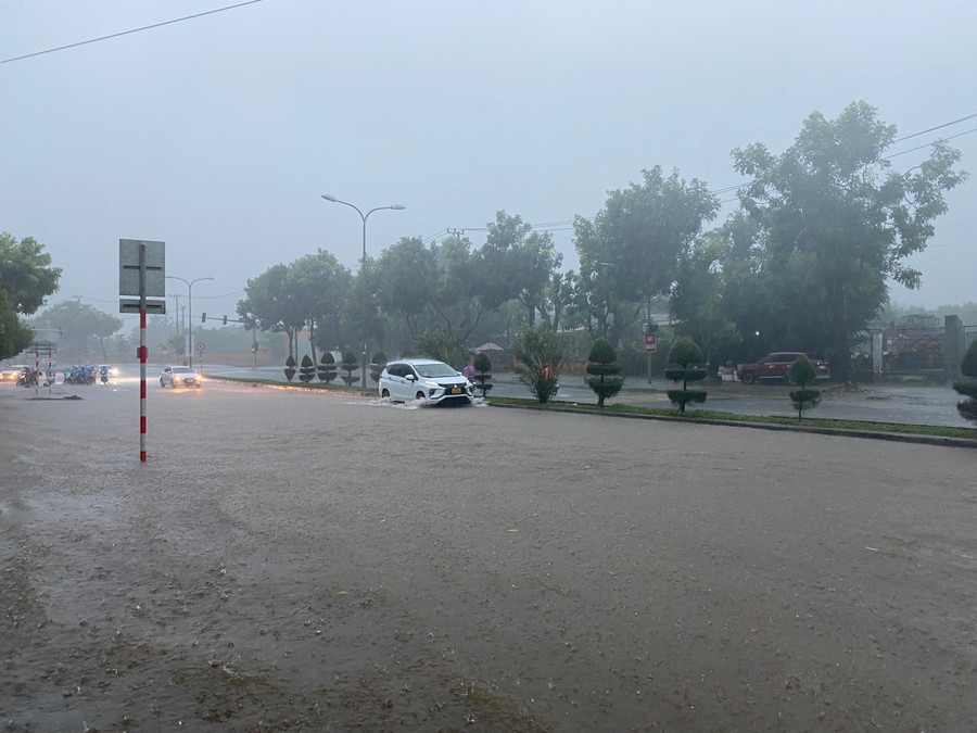 Mưa lớn từ tối 24 đến sáng 25/9 dẫn đến nhiều tuyến đường ngập từ 50cm đến 70cm. (Ảnh: Hoàng Vinh)