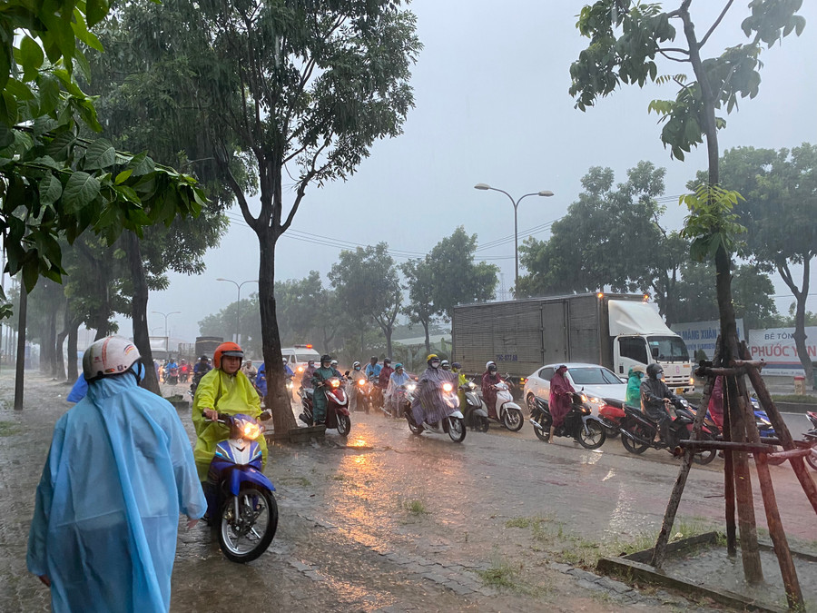 Nhiều người ngồi chờ nước rút để tiếp tục di chuyển. (Ảnh: Hoàng Vinh)