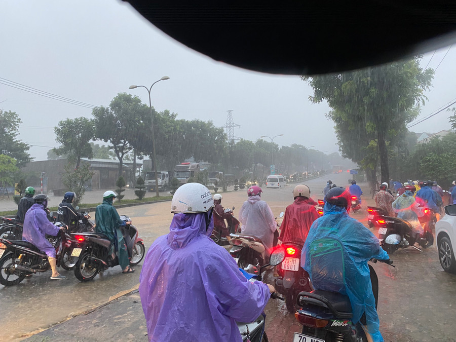 Chỉ trong một đoạn ngắn nhưng trên đường Trường Sơn xuất hiện 2 nơi ngập nước. (Ảnh: Hoàng Vinh)