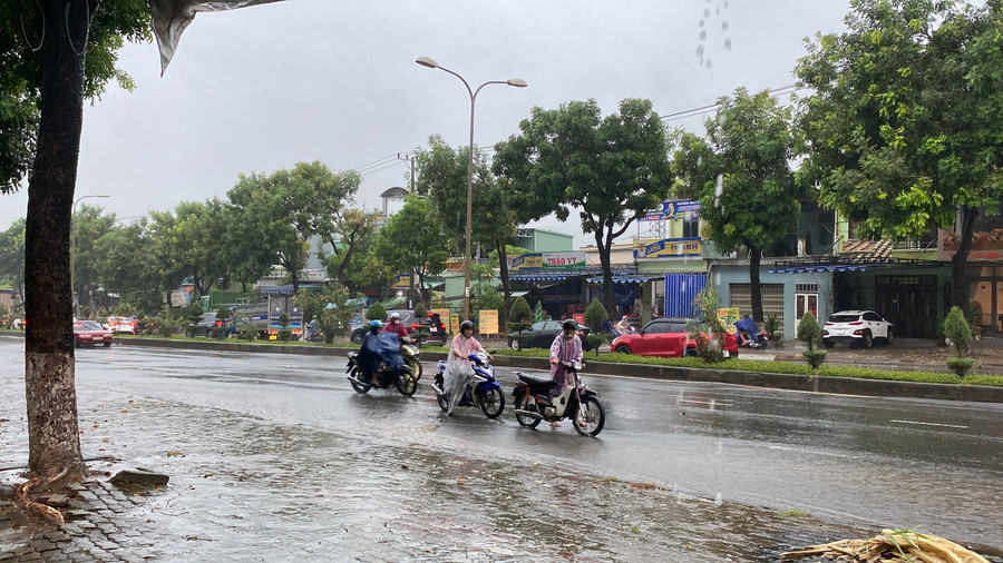 Những chiếc xe máy bị chết máy. (Ảnh: Hoàng Vinh)