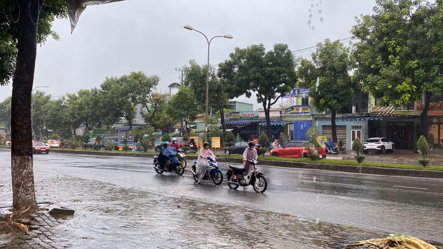 Những chiếc xe máy bị chết máy. (Ảnh: Hoàng Vinh)