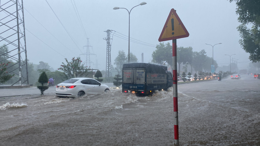 Nhiều người dân Đà Nẵng lo sợ cơn mưa lớn sẽ dẫn đến trận ngập lụt lịch sử như tháng 10/2022. (Ảnh: Hoàng Vinh)