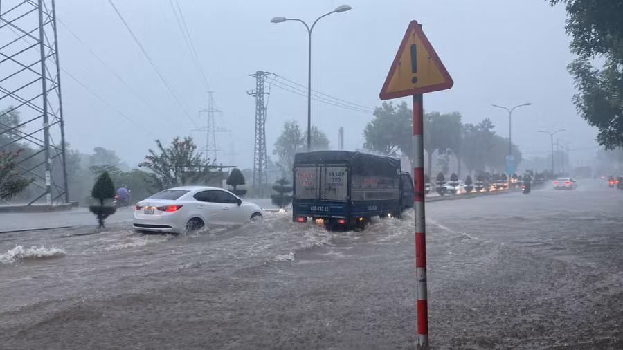 Nhiều người dân Đà Nẵng lo sợ cơn mưa lớn sẽ dẫn đến trận ngập lụt lịch sử như tháng 10/2022. (Ảnh: Hoàng Vinh)