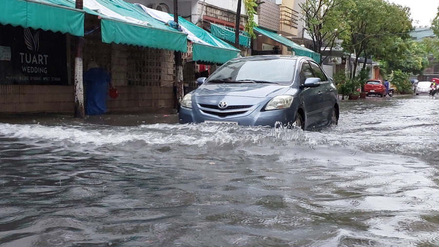 Những con đường trong thành phố như: Đường Trưng Nữ Vương, 2 Tháng 9... cũng bị ngập. (Ảnh: Hoàng Vinh)