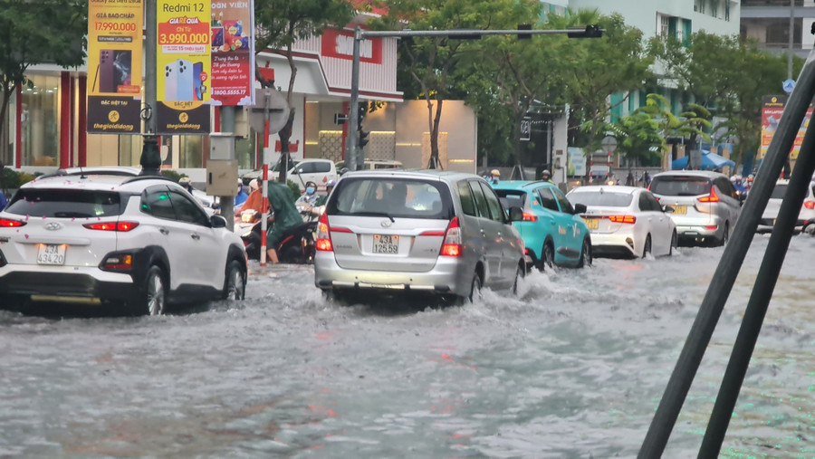 Trên đường Nguyễn Văn Linh. (Ảnh: Hoàng Vinh)