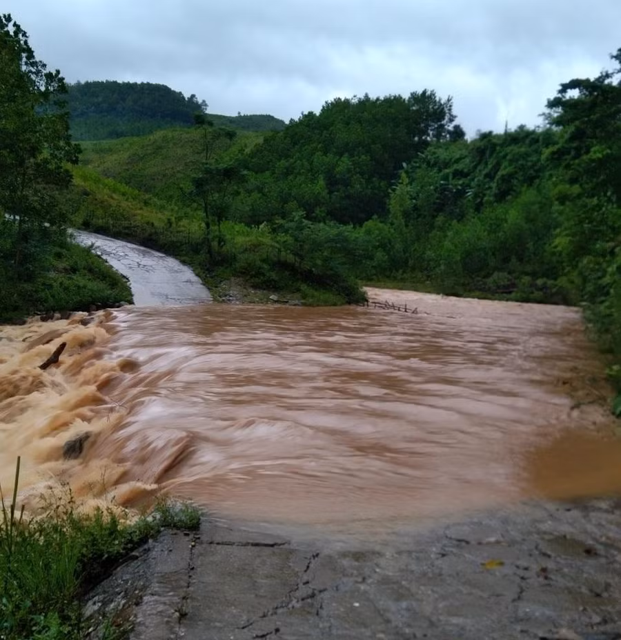 Mưa lớn đã khiến nước từ thượng nguồn đổ về gây ngập một số ngầm tràn, chia cắt nhiều khu vực.