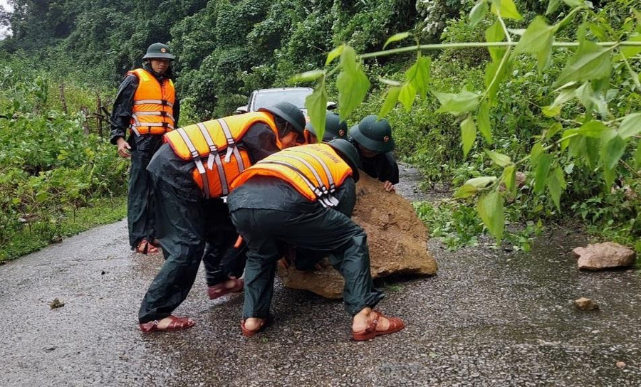 Lực lượng chức năng xử lí những tảng đá rơi xuống đường để đảm bảo lưu thông. Lực lượng chức năng xử lí những tảng đá rơi xuống đường để đảm bảo lưu thông.