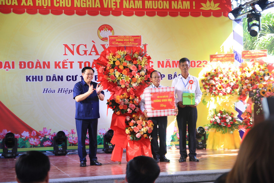 Chủ tịch Quốc hội Vương Đình Huệ tặng hoa và quà chúc mừng Khu dân cư số 10 phường Hòa Hiệp Bắc. (Ảnh: Hoàng Vinh) Chủ tịch Quốc hội Vương Đình Huệ tặng hoa và quà chúc mừng Khu dân cư số 10 phường Hòa Hiệp Bắc. (Ảnh: Hoàng Vinh)