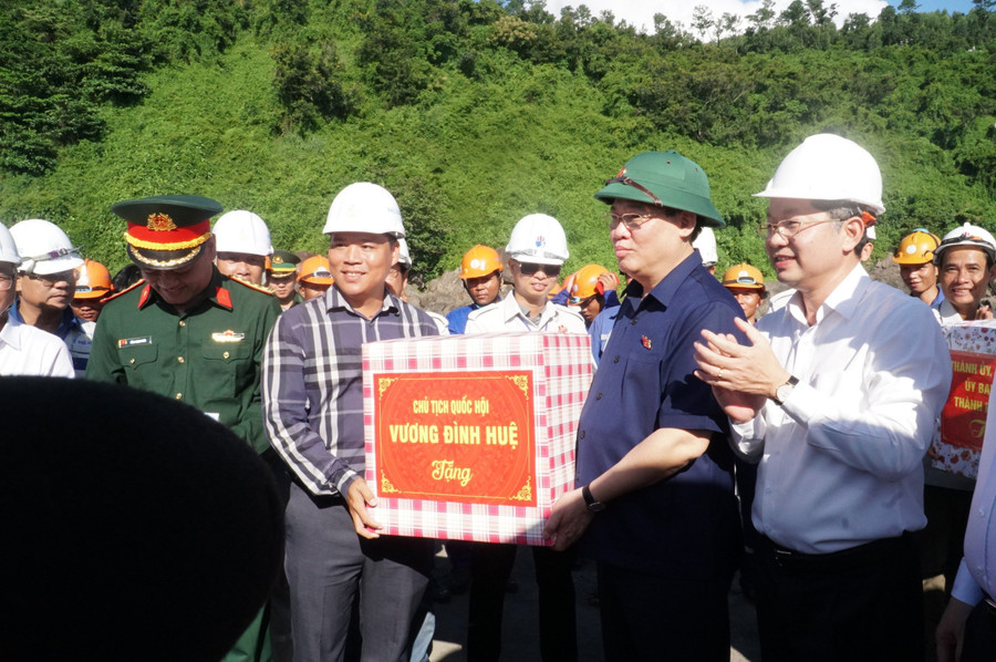 Chủ tịch Quốc hội Vương Đình Huệ tặng quà động viên công nhân, người lao động ở công trình. (Ảnh: Hoàng Vinh) Chủ tịch Quốc hội Vương Đình Huệ tặng quà động viên công nhân, người lao động ở công trình. (Ảnh: Hoàng Vinh)
