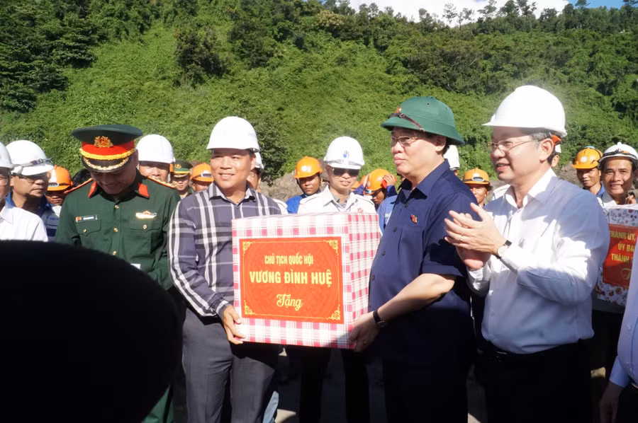 Chủ tịch Quốc hội Vương Đình Huệ tặng quà động viên công nhân, người lao động ở công trình. (Ảnh: Hoàng Vinh)