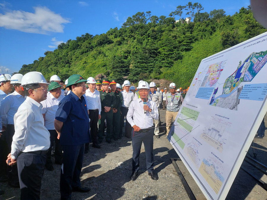 Ông Lê Thành Hưng - Giám đốc Ban Quản lý các dự án đầu tư cơ sở hạ tầng ưu tiên Đà Nẵng báo cáo về tiến độ Dự án với Chủ tịch Quốc hội Vương Đình Huệ. (Ảnh: Hoàng Vinh) Ông Lê Thành Hưng - Giám đốc Ban Quản lý các dự án đầu tư cơ sở hạ tầng ưu tiên Đà Nẵng báo cáo về tiến độ Dự án với Chủ tịch Quốc hội Vương Đình Huệ. (Ảnh: Hoàng Vinh)