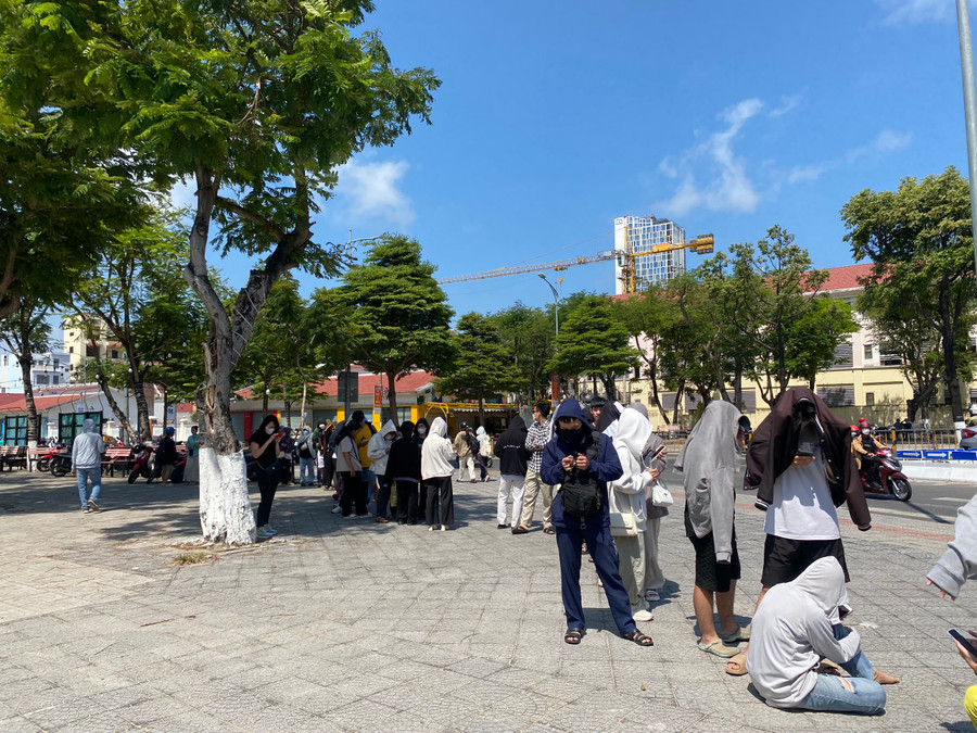 Càng về trưa, lượng người xếp hàng đợi đến lượt mua vé càng đông, kéo dài từ đầu rạp Lê Độ đến đường Lê Duẩn. Càng về trưa, lượng người xếp hàng đợi đến lượt mua vé càng đông, kéo dài từ đầu rạp Lê Độ đến đường Lê Duẩn.