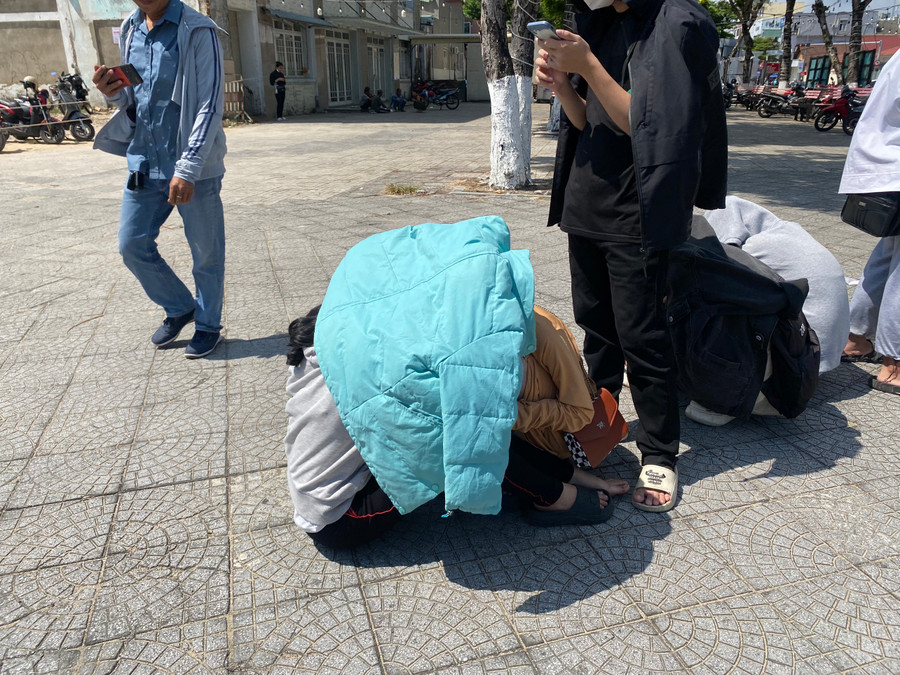 Nhiều bạn trẻ "đội nắng" để xếp hàng đợi đến lượt vào mua vé. Nhiều bạn trẻ "đội nắng" để xếp hàng đợi đến lượt vào mua vé.