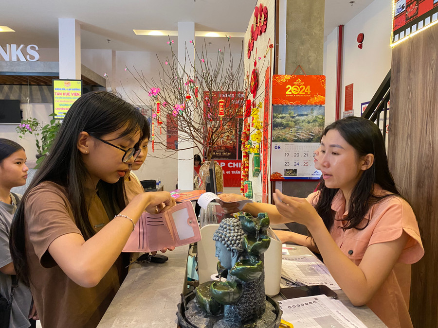 Bên trong rạp, nhân viên đang làm việc hết công suất. Bên trong rạp, nhân viên đang làm việc hết công suất.