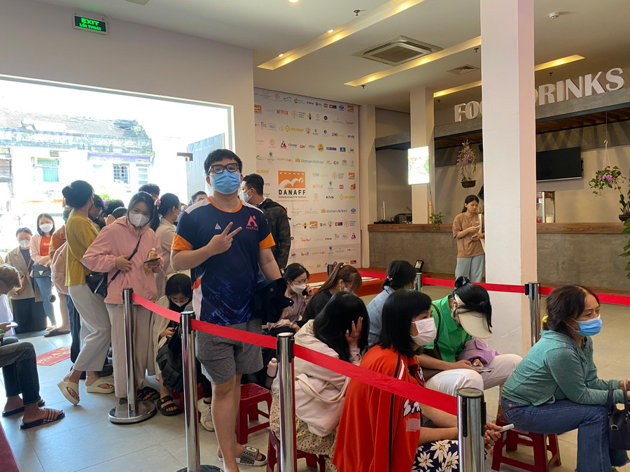 Xếp hàng đợi tới lượt mua vé. Xếp hàng đợi tới lượt mua vé.