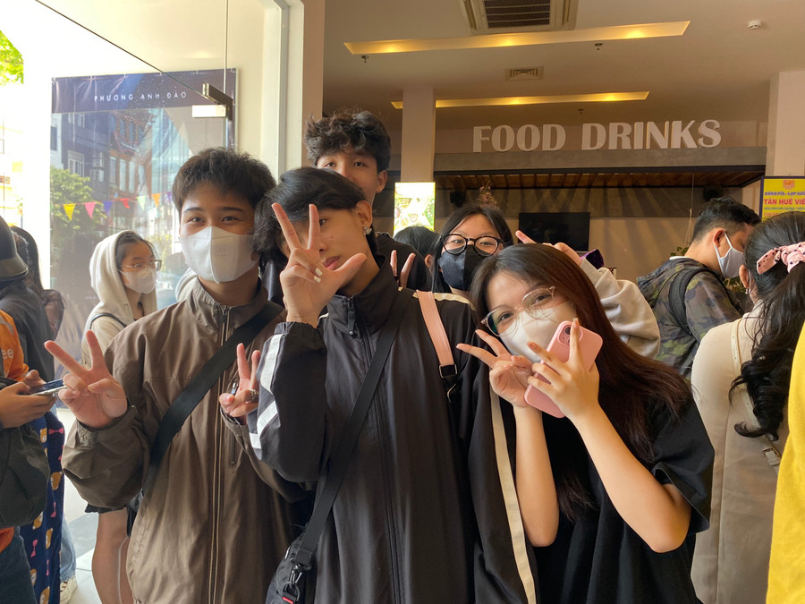 Nhóm học sinh Trường THPT Trần Phú vui vẻ khi sắp tới lượt mua vé phim Đào, Phở và Piano. Nhóm học sinh Trường THPT Trần Phú vui vẻ khi sắp tới lượt mua vé phim Đào, Phở và Piano.