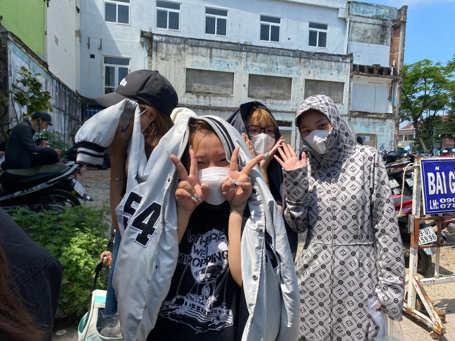 Nhóm sinh viên Trường Đại học Đông Á xếp hàng đợi mua vé xem phim Đào, Phở và Piano. Nhóm sinh viên Trường Đại học Đông Á xếp hàng đợi mua vé xem phim Đào, Phở và Piano.