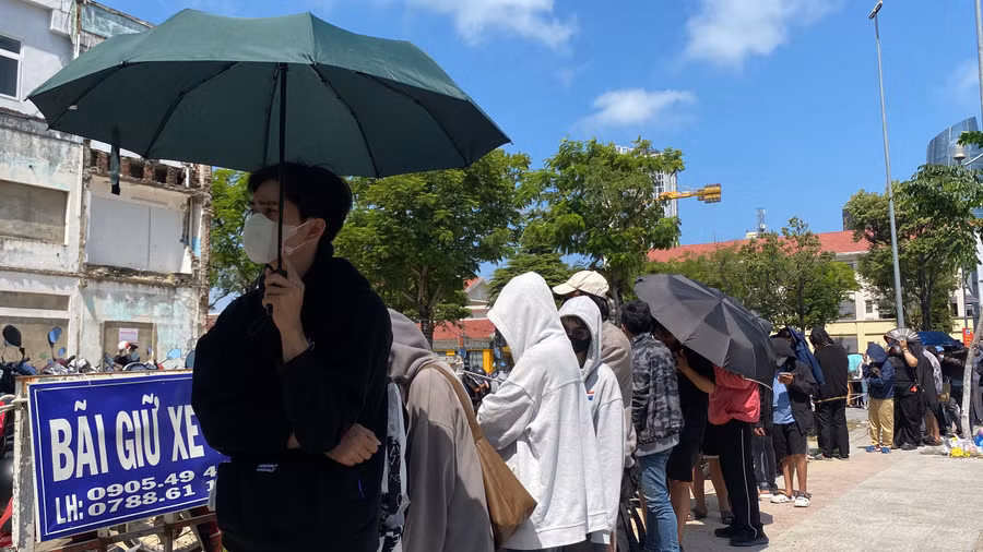 Mang theo cả dù để đứng đợi.