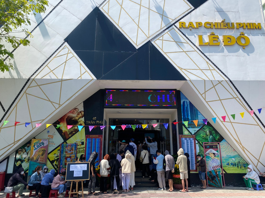 Mặc dù lượng người mua vé đông đông nhưng việc mua vé diễn ra trong trật tự, yên lặng. Mặc dù lượng người mua vé đông đông nhưng việc mua vé diễn ra trong trật tự, yên lặng.