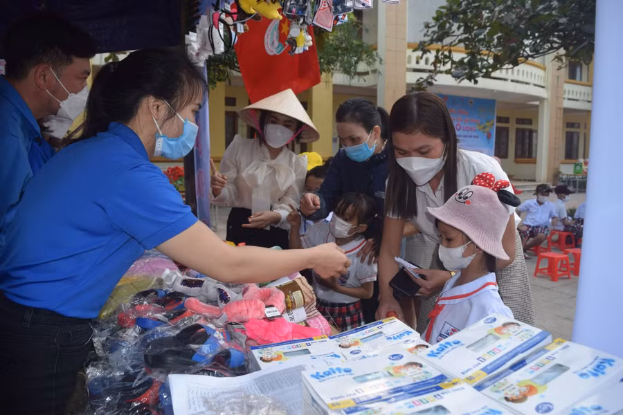 Các em được thoả thích chọn những phần quà bằng phiếu mua hàng miễn phí.