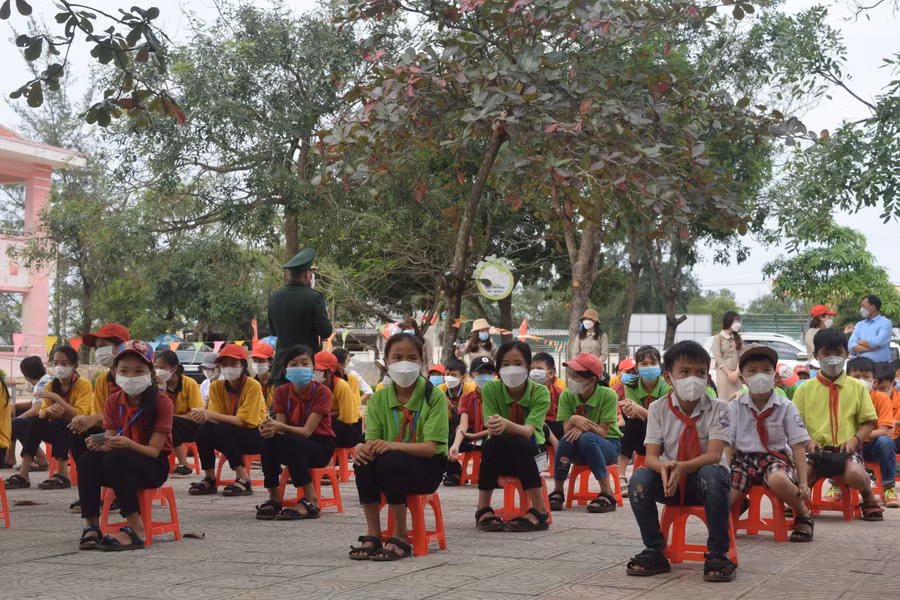 Các em háo hức đón chờ để nhận quà và phiếu mua hàng miễn phí tại chương trình "Phiên chợ 0 đồng".