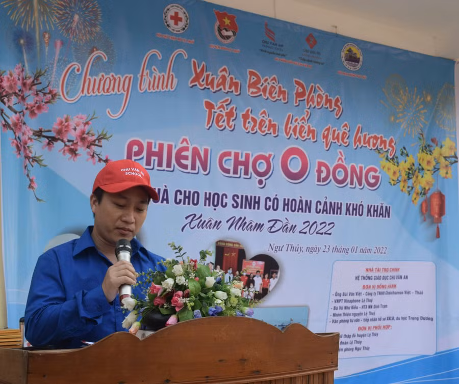 Thầy giáo Dương Đình Quân - Phó Hiệu trưởng Trường Tiểu học và THCS Chu Văn An (TP. Đồng Hới) phát biểu tại Chương trình "Phiên chợ 0 đồng".