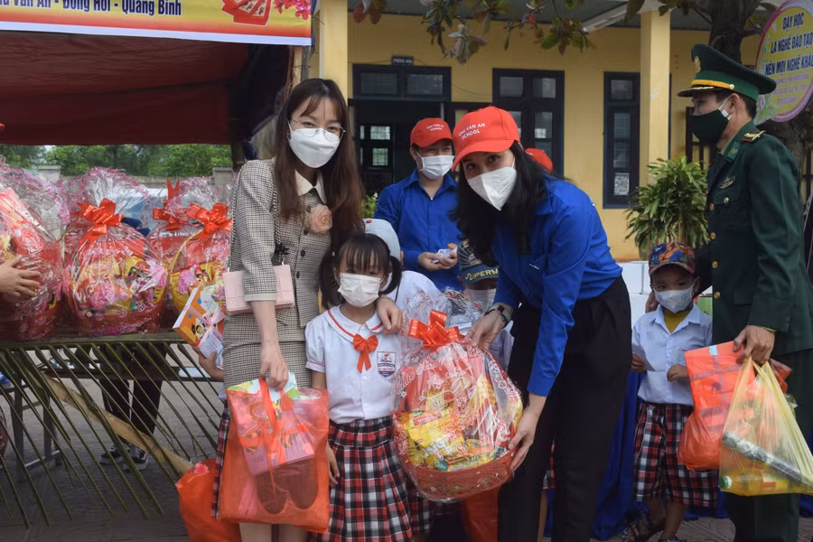 Học sinh Trường Tiểu học và THCS số 1 Ngư Thuỷ thoả thích lựa chọn những phần quà từ phiếu mua hàng miễn phí.