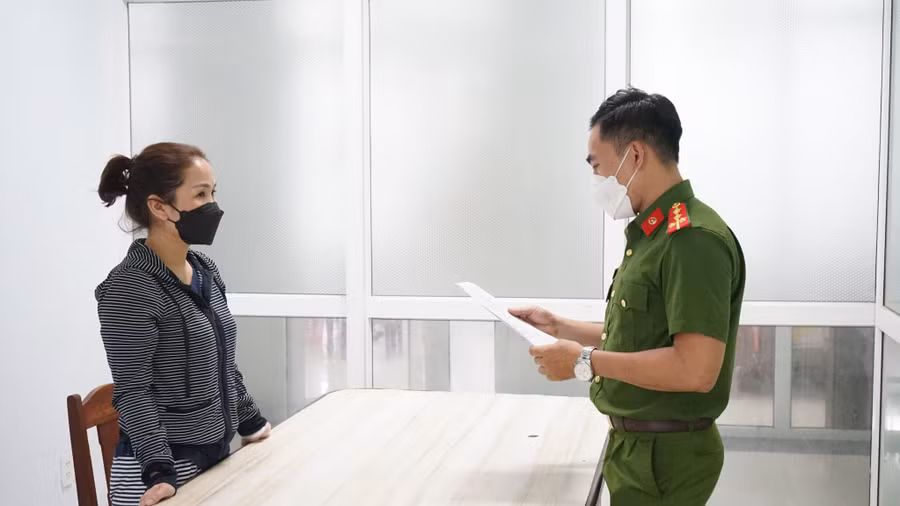 Cơ quan công an đọc lệnh bắt đối với Mai Nữ Lan Ngọc. Ảnh: Công an. 