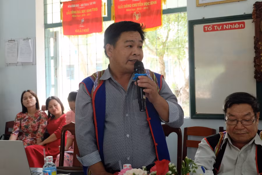 Thầy Trương Quốc Ngoại - giáo viên môn Vật lý nêu ý kiến tại buổi làm việc. Ảnh: Hoàng Vinh.