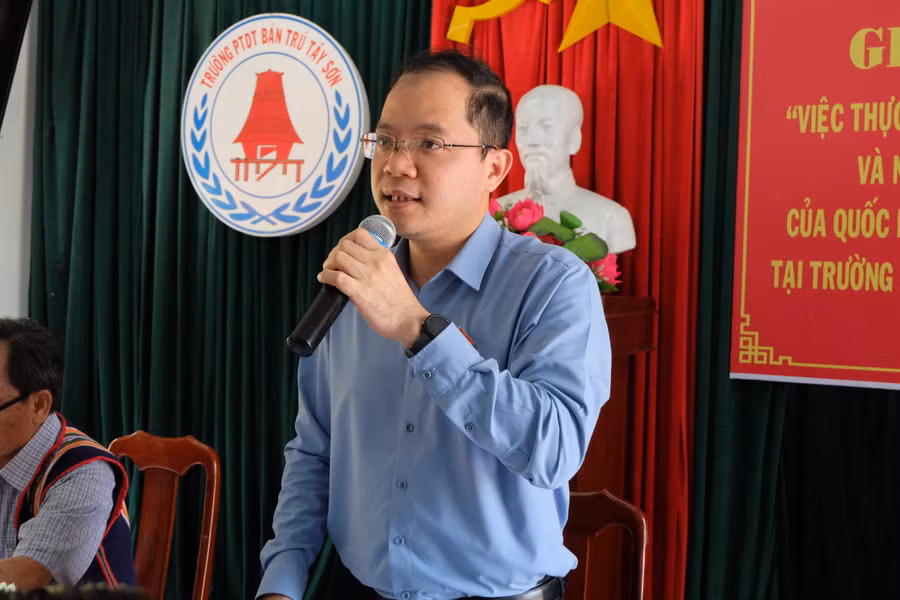 Ông Đinh Công Sỹ - Phó Chủ nhiệm Ủy ban Văn hóa, Giáo dục của Quốc hội dẫn đầu đoàn giám sát kết luận tại buổi làm việc. Ảnh: Hoàng Vinh.