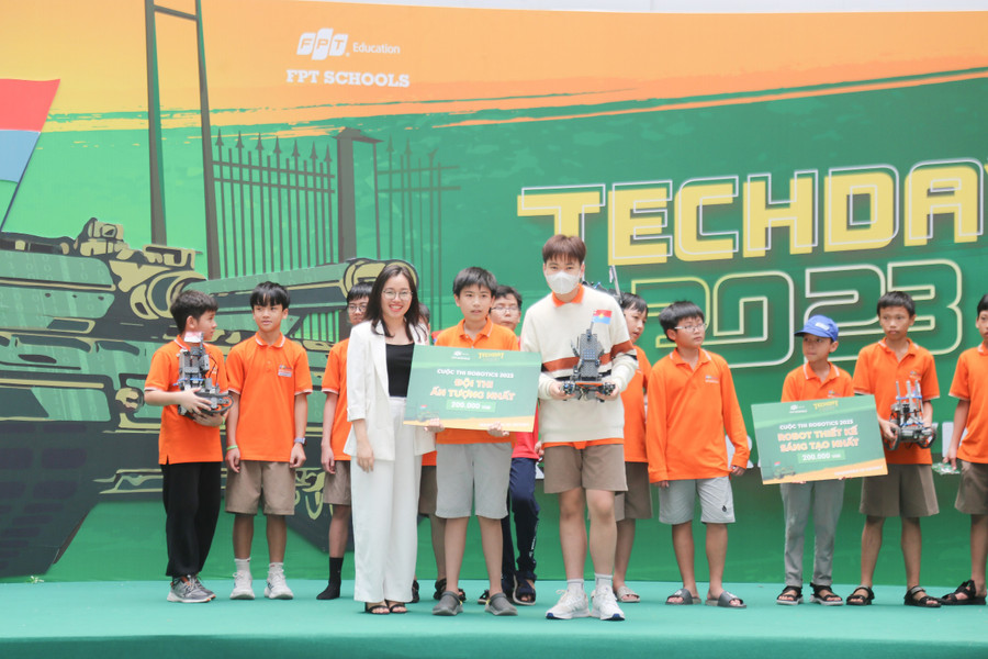 Ban tổ chức trao giải cho các đội dự thi. Ảnh: Thùy Linh. Ban tổ chức trao giải cho các đội dự thi. Ảnh: Thùy Linh.