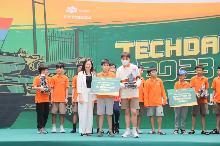 Ban tổ chức trao giải cho các đội dự thi. Ảnh: Thùy Linh.