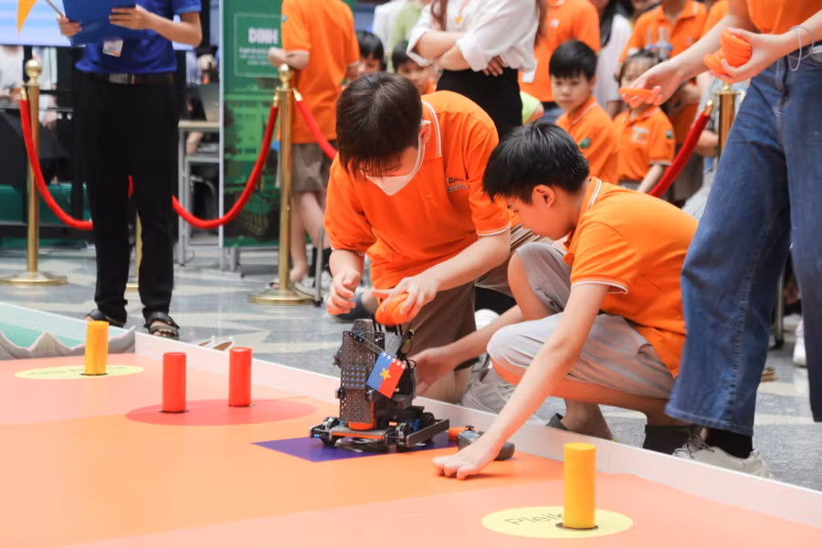 Học sinh tỉ mỉ chuẩn bị cho cuộc thi trong ngày hội. Ảnh: Thùy Linh.