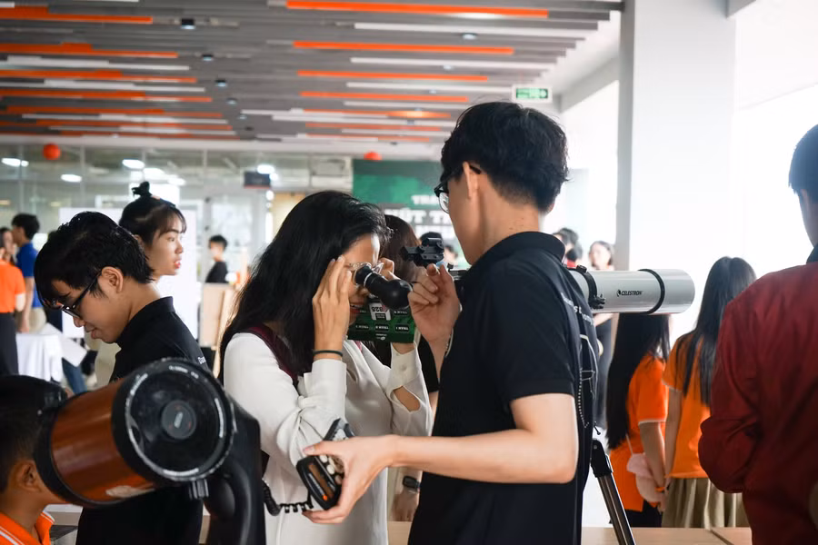 Các hoạt động trải nghiệm KHCN tại ngày hội. Ảnh: Thùy Linh.