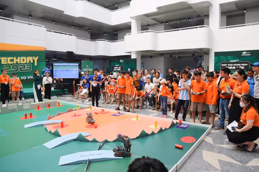 Bắt đầu cuộc thi. Ảnh: Thùy Linh.