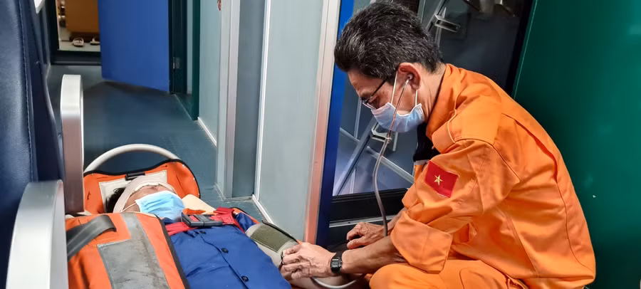 Nhân viên y tế cấp cứu cho người bị thương.