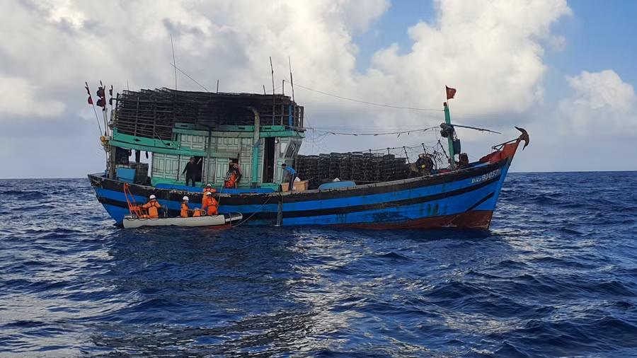 Tàu cứu nạn tiếp cận tàu cá để cứu người bị thương. 