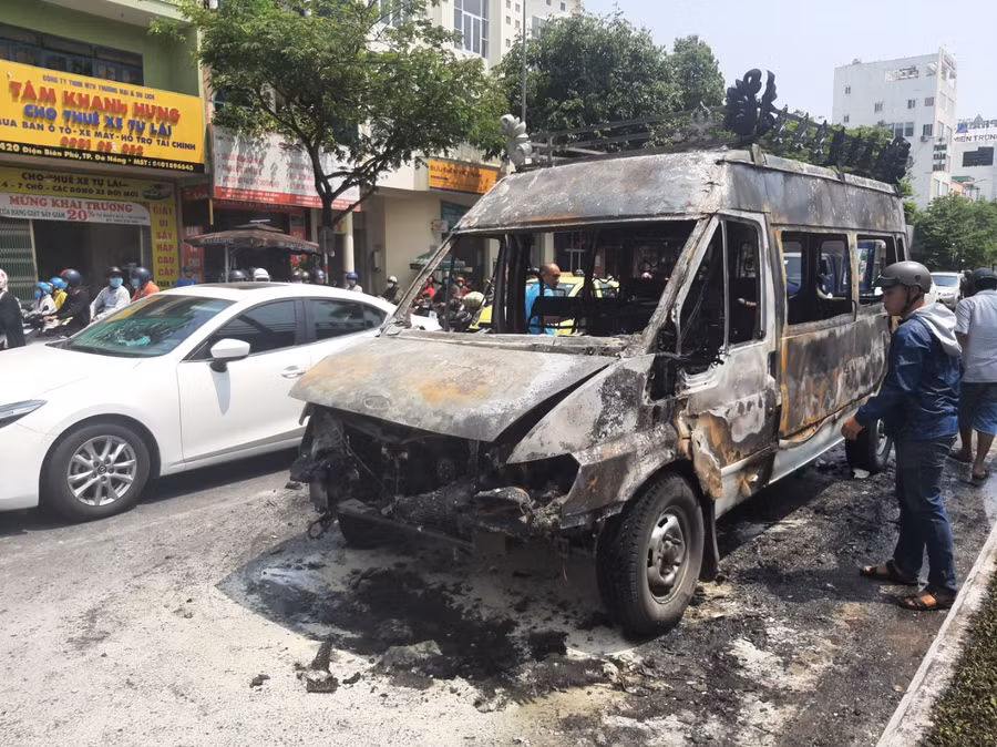 Chiếc xe ô tô của dịch vụ tang lễ bị cháy.