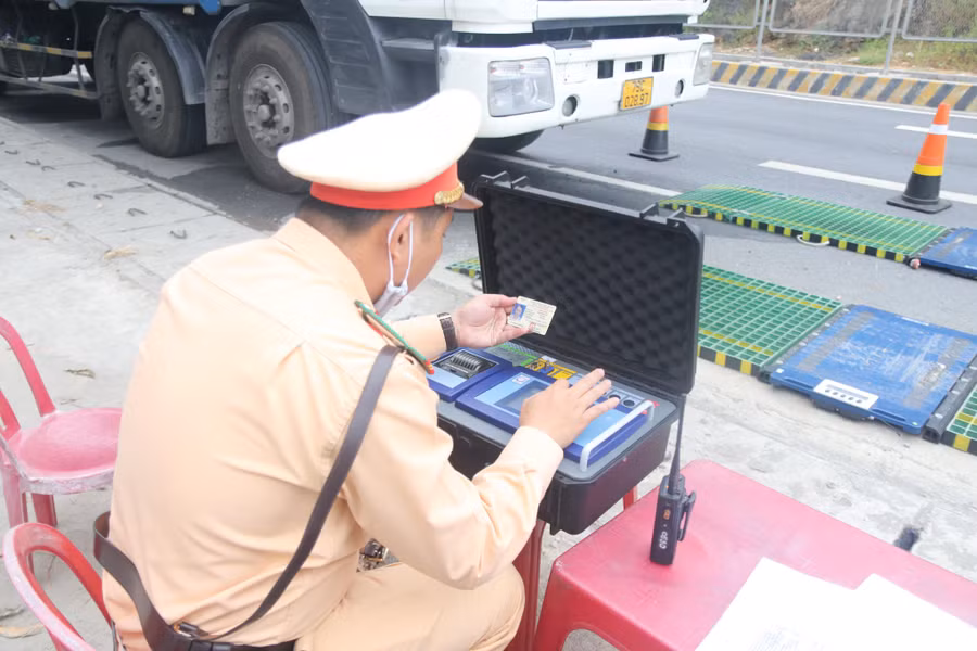 Kiểm tra tải trọng của các xe ô tô tải.