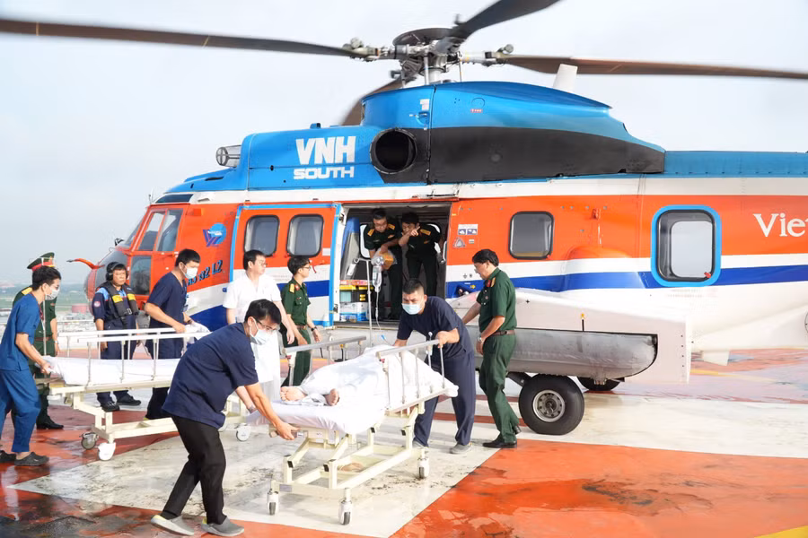 Trực thăng đưa bệnh nhân hạ cánh trên nóc Viện Chấn thương Chỉnh hình, Bệnh viện Quân y 175. (Ảnh: BVCC)