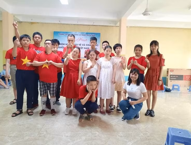 Cô Hà (áo trắng, thứ 3 từ phải sang) cùng các em học sinh của mình. 