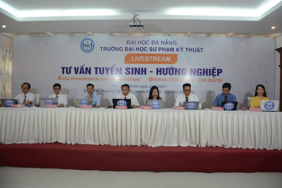 Các thầy cô Trường ĐH Sư phạm Kỹ thuật - ĐH Đà Nẵng tại buổi livestream Tư vấn tuyển sinh.