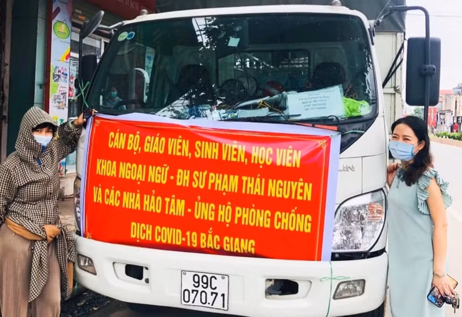 Cán bộ, giảng viên Khoa Ngoại ngữ Trường Đại học Sư phạm (ĐH Thái Nguyên) chuẩn bị các nhu yếu phẩm để chuyển tặng người dân vùng dịch