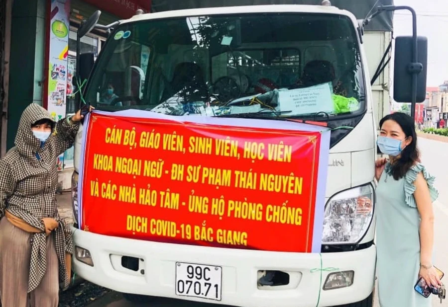 Cán bộ, giảng viên Khoa Ngoại ngữ Trường Đại học Sư phạm (ĐH Thái Nguyên) chuẩn bị các nhu yếu phẩm để chuyển tặng người dân vùng dịch