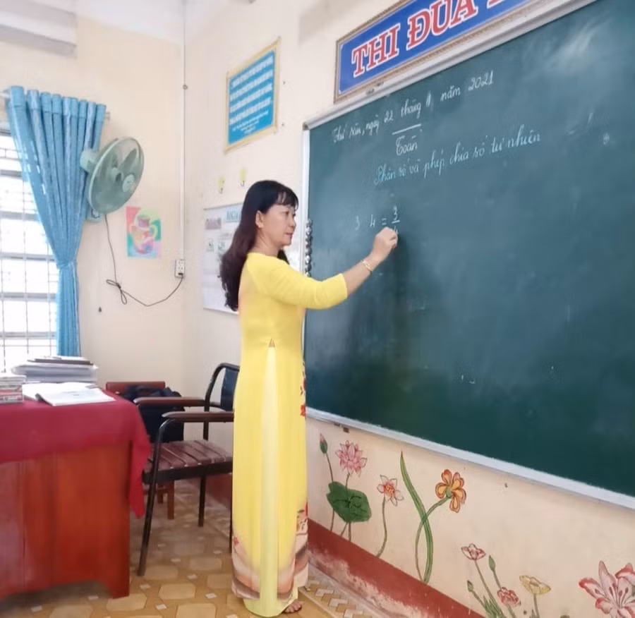 Cô Huỳnh Thị Phương Thảo, giáo viên Trường Tiểu học Việt Lâm, huyện Châu Thành, Long An trong giờ dạy học năm 2021-2022 (Ảnh: NVCC)
